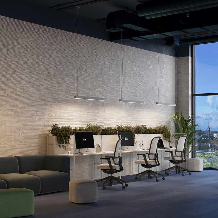 Suspension linéaire PINNE gris dans un open space