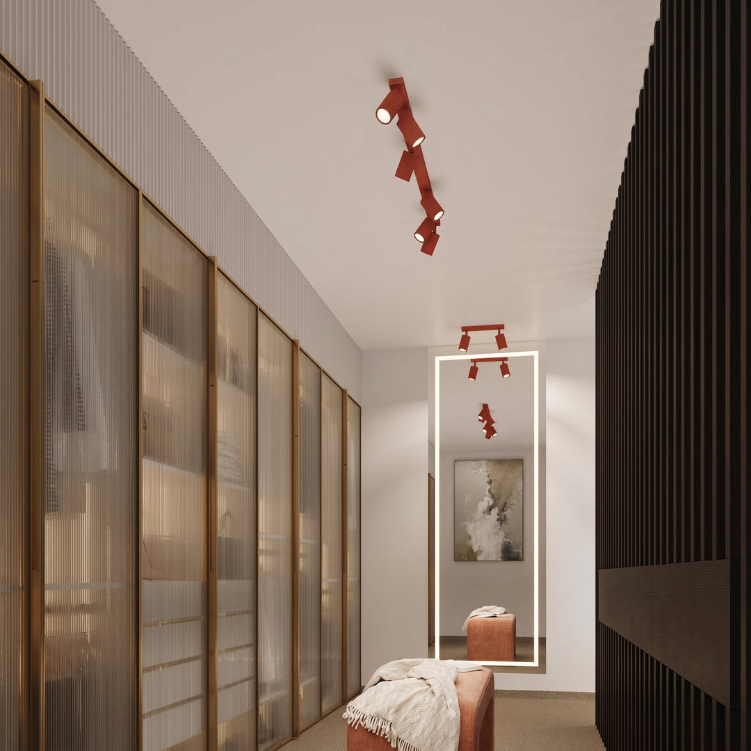 Luminaire Plafonnier rouge allumée, vue rapprochée