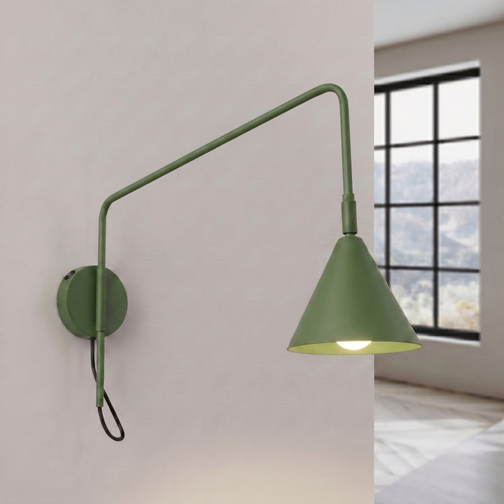 Applique Murale vert olive allumée, vue rapprochée