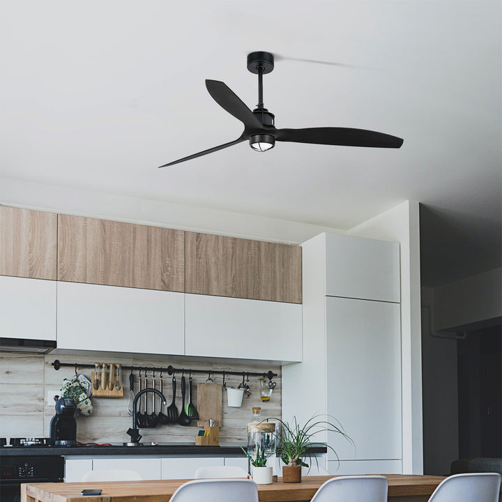 Ventilateur de plafond Just Fan noir avec lumière dans un intérieur
