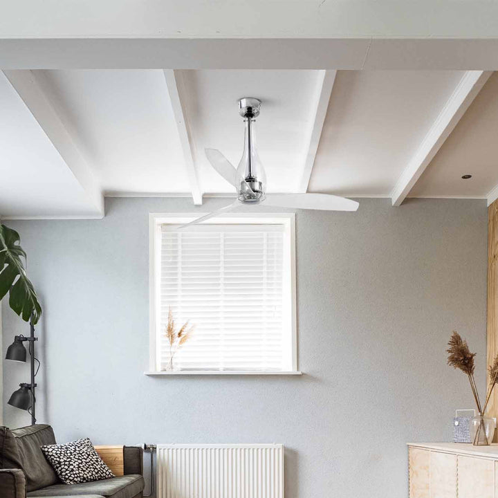 Ventilateur de plafond Eterfan chromé à pales transparentes en situation