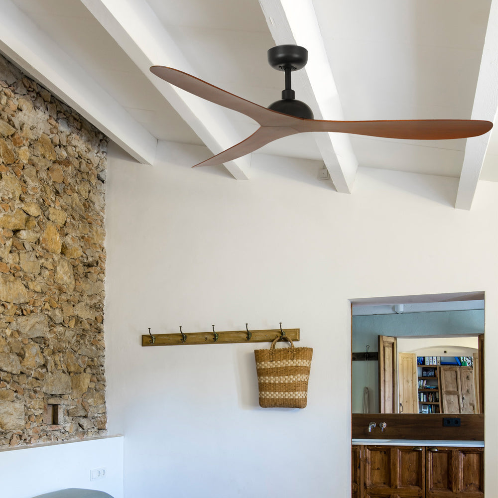 Ventilateur de plafond Gotland noir et noyer de Faro Barcelona en situation