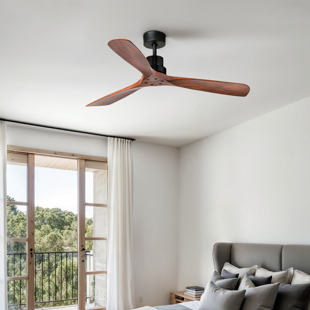 Ventilateur de plafond Lantau noir mat et noyer de Faro Barcelona en situation