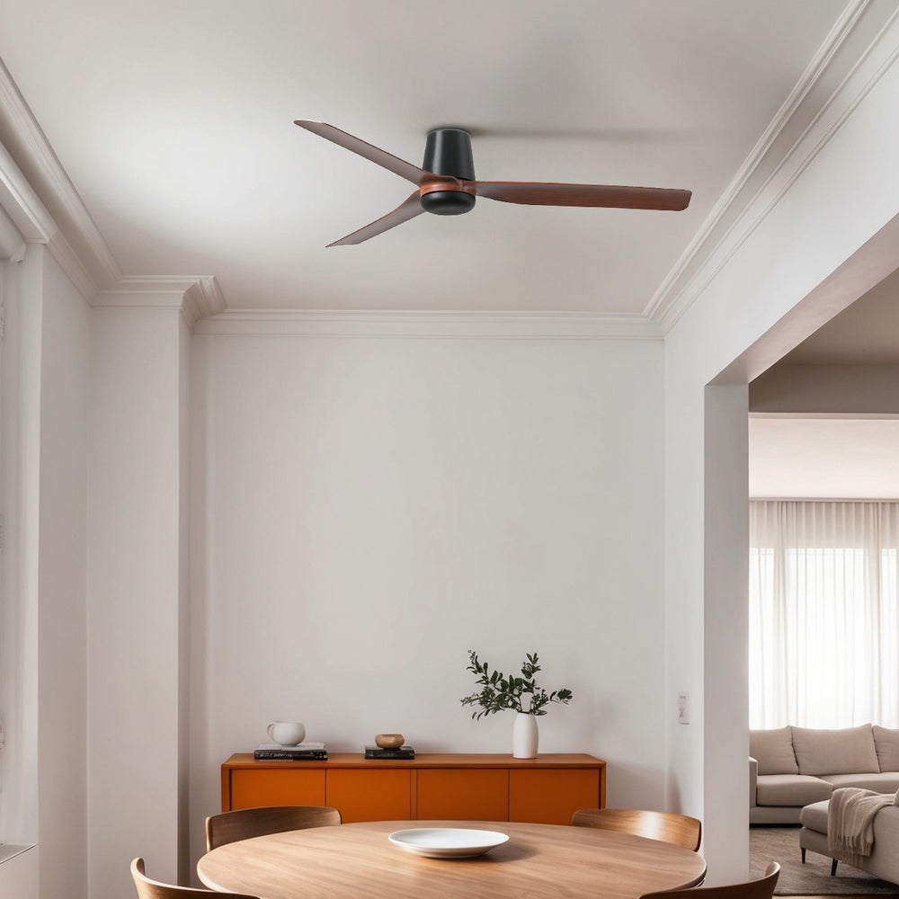 Ventilateur de plafond Punt Tub noir à pales effet noyer dans un intérieur