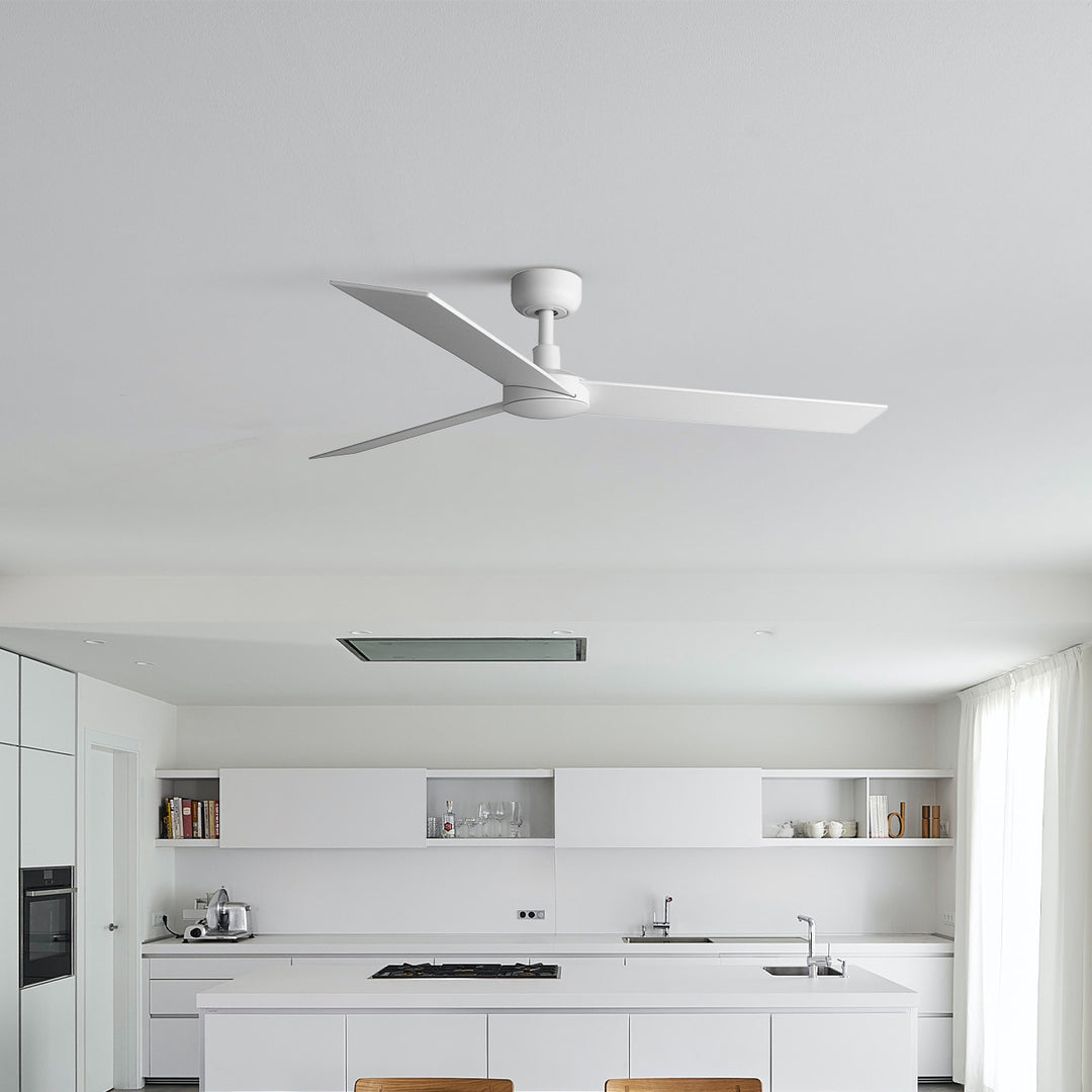 Ventilateur de plafond Rudder blanc et frêne en situation