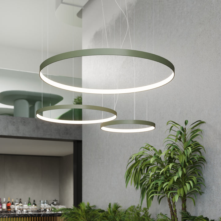 Lustre anneau RIO beige au-dessus d'une table