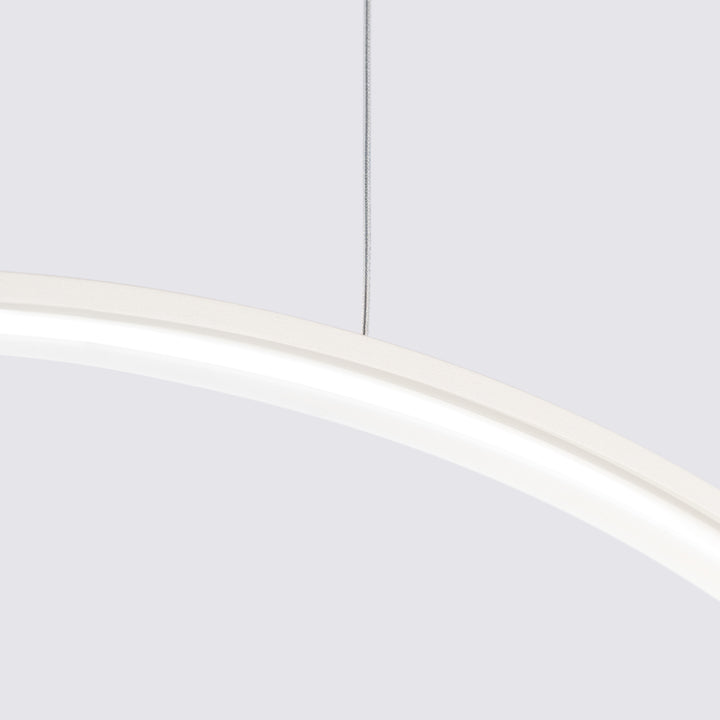Suspension anneau RIO beige allumée, détail de l'anneau