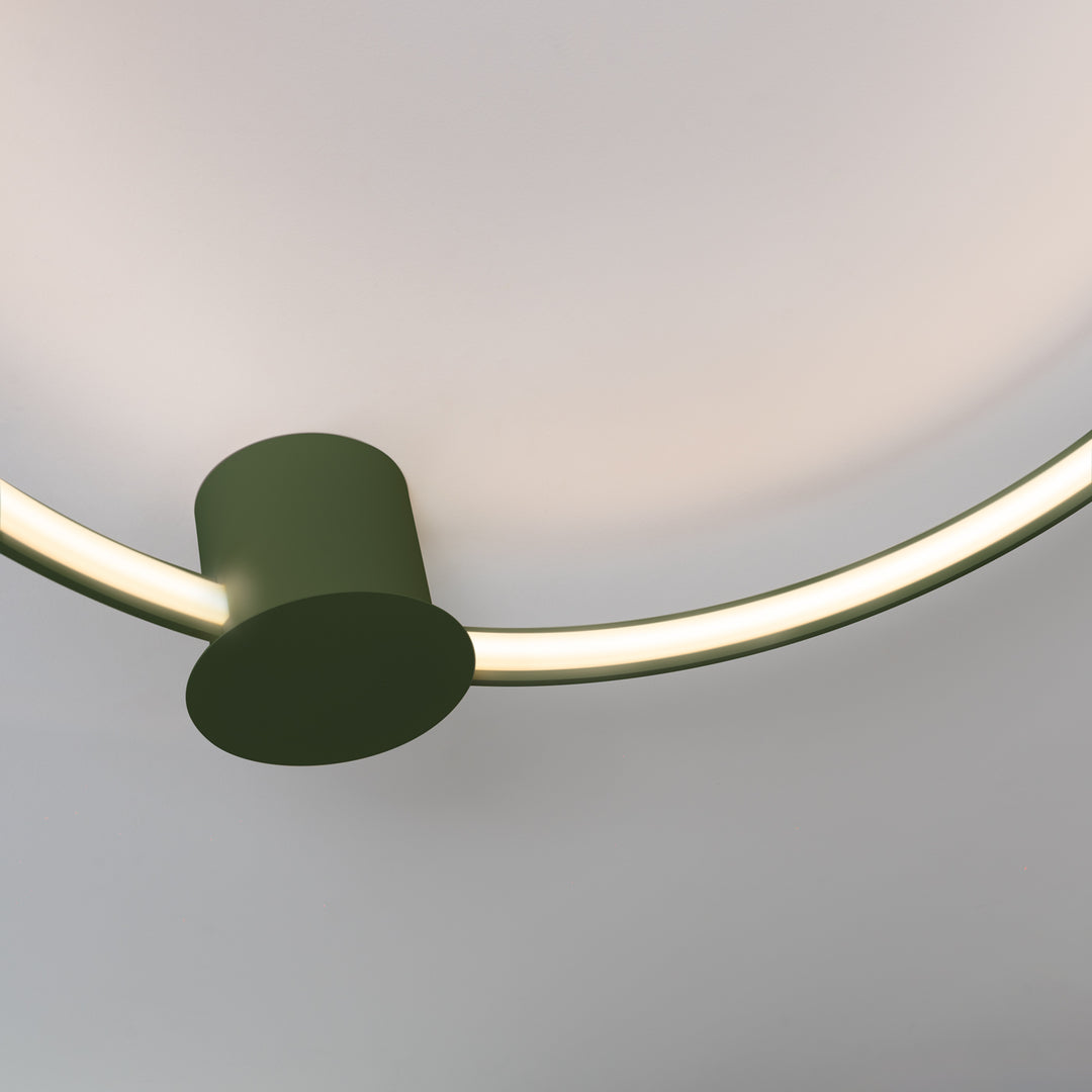Plafonnier anneau RIO vert olive allumée, vue rapprochée