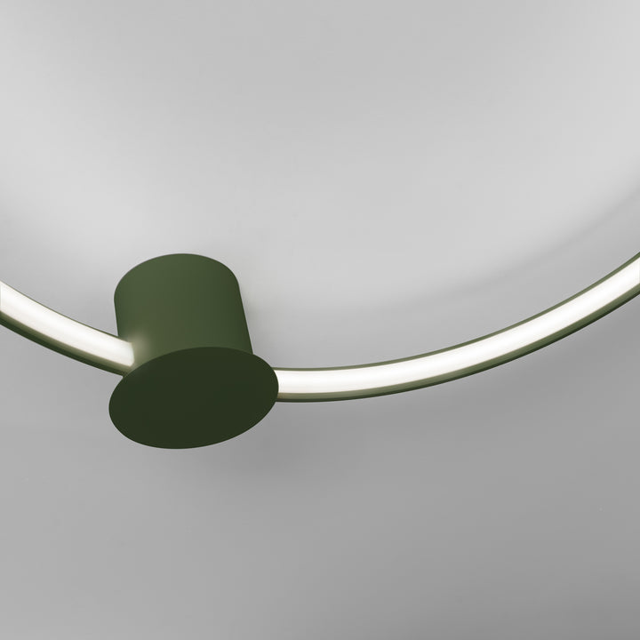 Plafonnier anneau RIO vert olive allumée, vue rapprochée