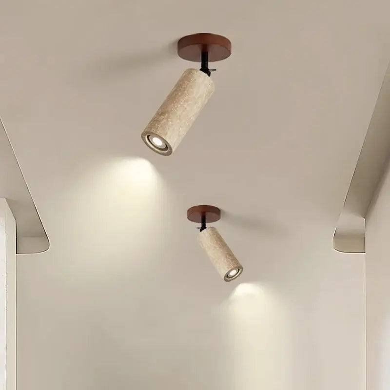 Plafonnier spot orientable en travertin jaune et bois chic