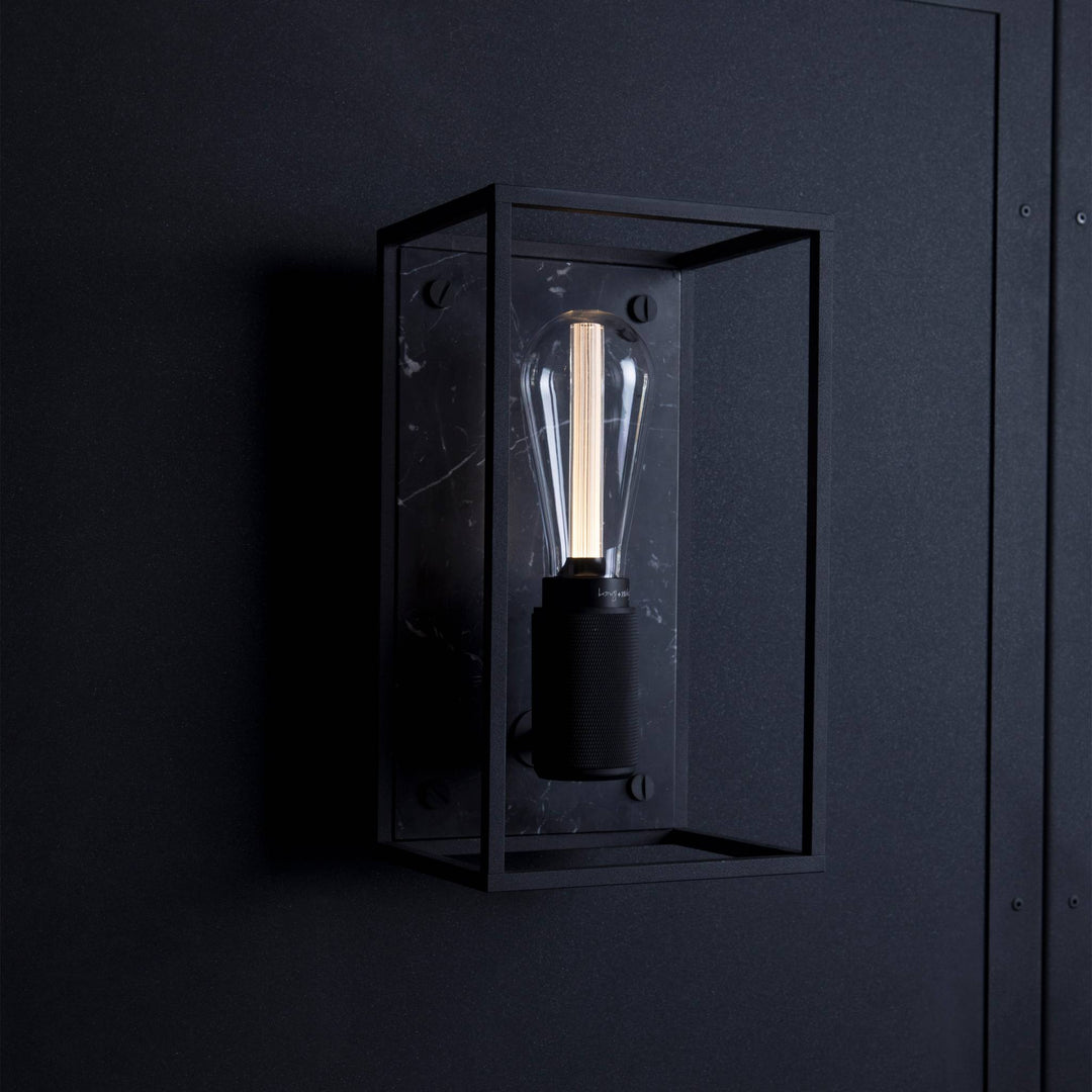 Applique murale Caged Medium en marbre noir dans un intérieur #couleur_noir