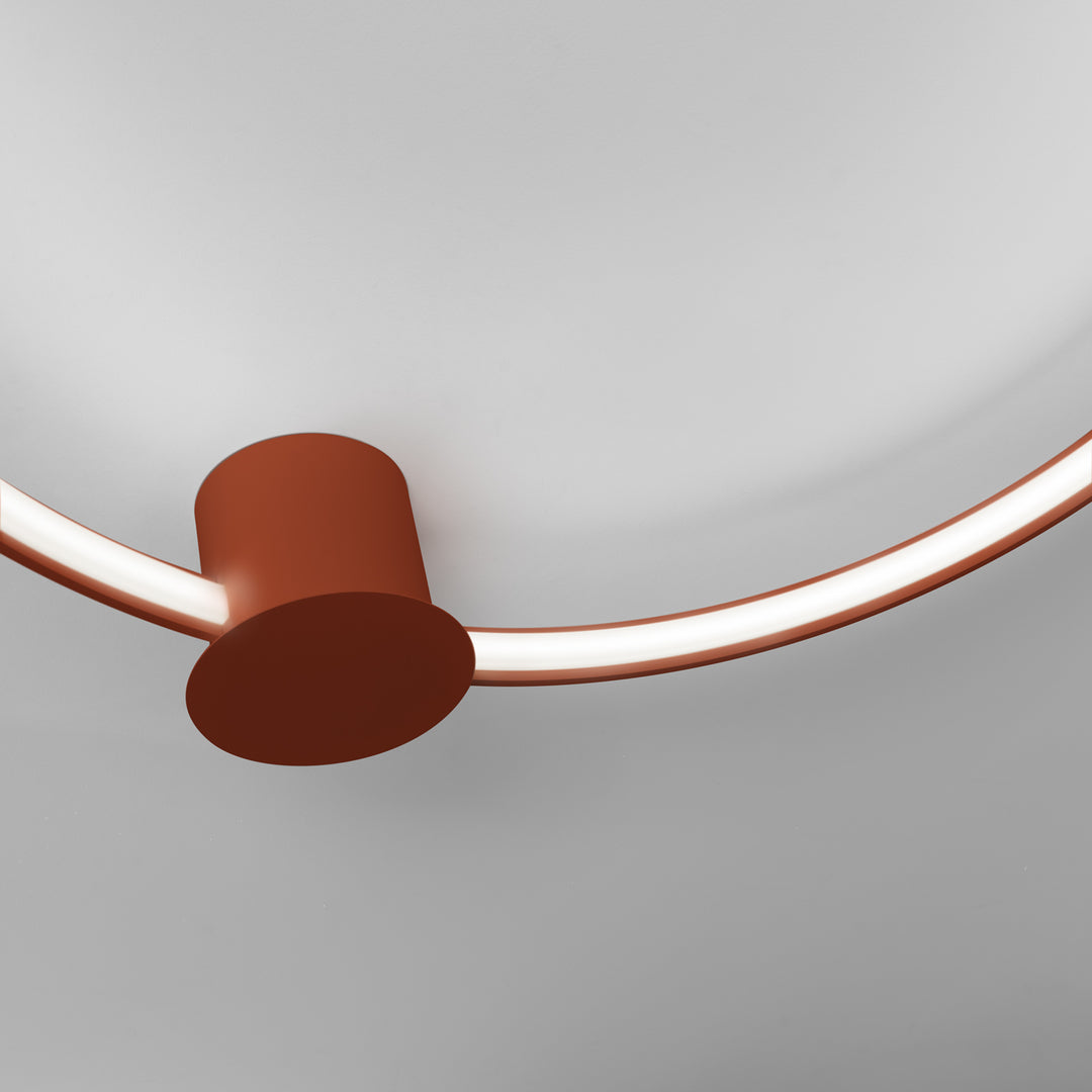 Plafonnier anneau RIO ocre rouge allumée, vue rapprochée