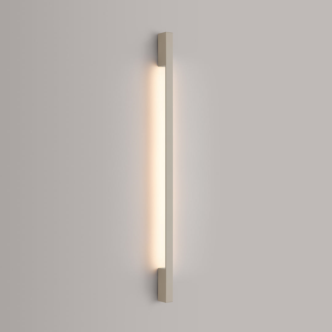 Applique murale SAPPO beige allumée, posée au mur