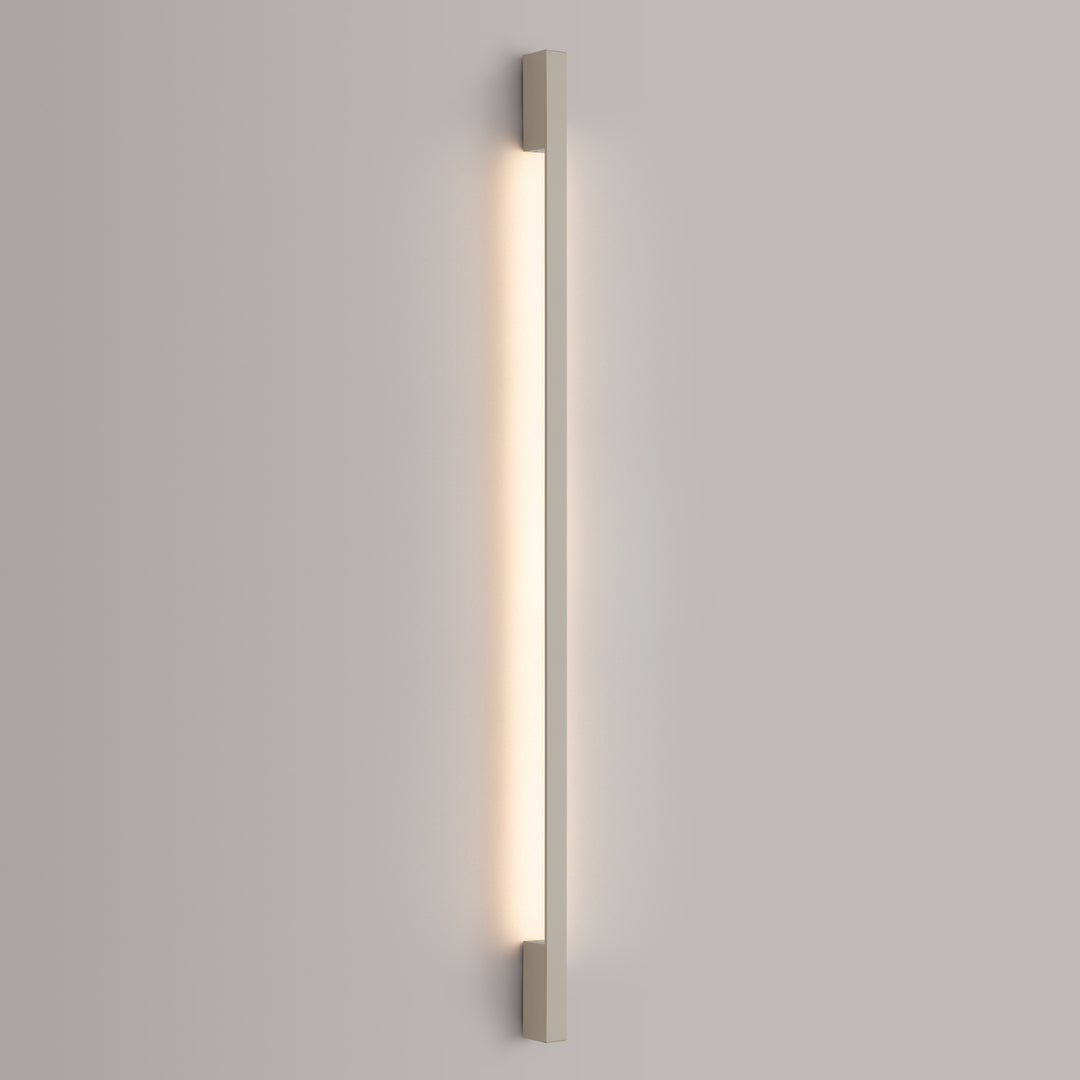 Applique murale SAPPO beige allumée, posée au mur