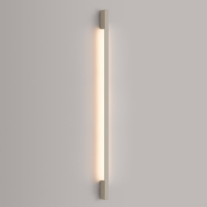 Applique murale SAPPO beige allumée, posée au mur