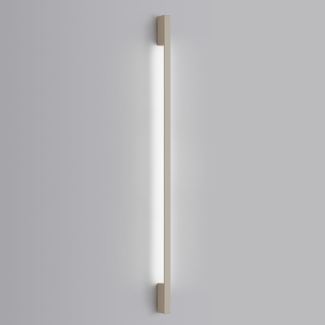 Applique murale SAPPO beige allumée, posée au mur