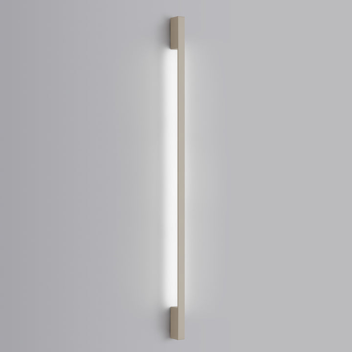 Applique murale SAPPO beige allumée, posée au mur