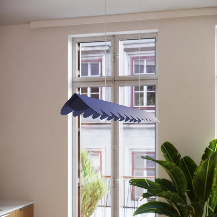 Suspension BISCUIT outremer dans un intérieur, vue rapprochée