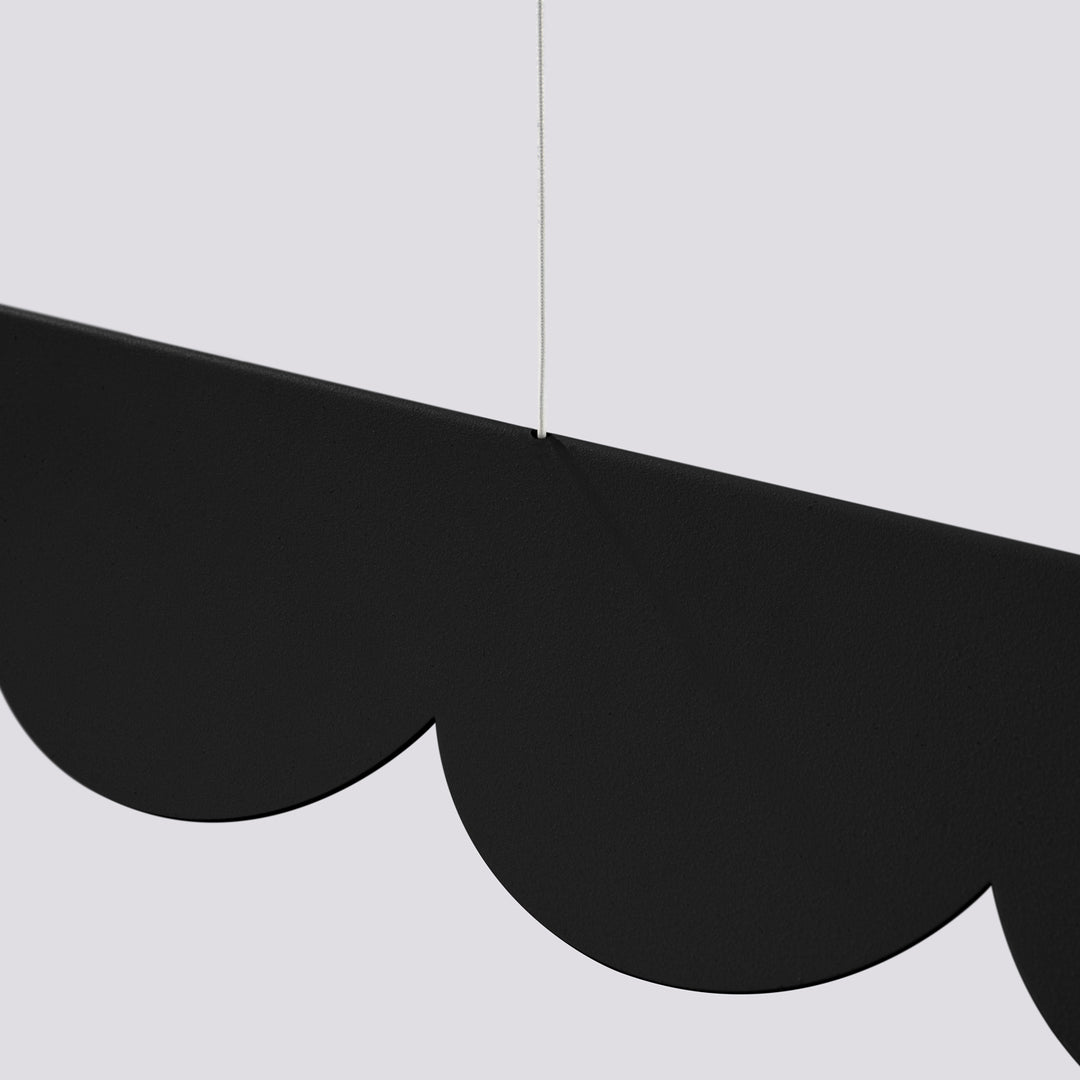 Suspension BISCUIT noir allumée, bandeau LED