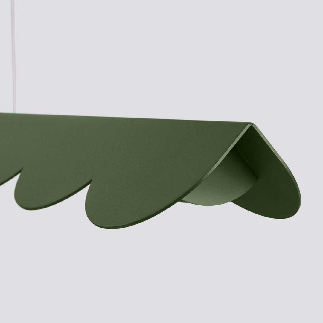 Suspension BISCUIT vert olive allumée, vue de face