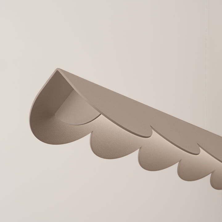 Suspension BISCUIT taupe allumée, détail des festons