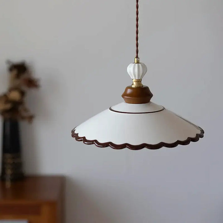 Suspension céramique et bois avec abat‑jour élégant
