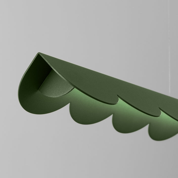 Suspension BISCUIT vert olive allumée, détail des festons
