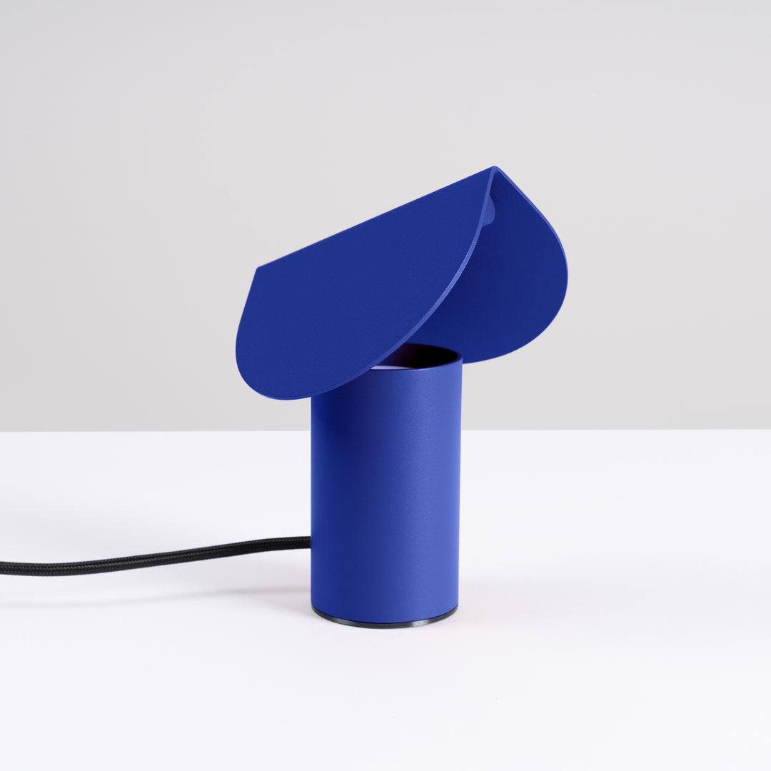Lampe à poser BISCUIT outremer éteinte, sur une table