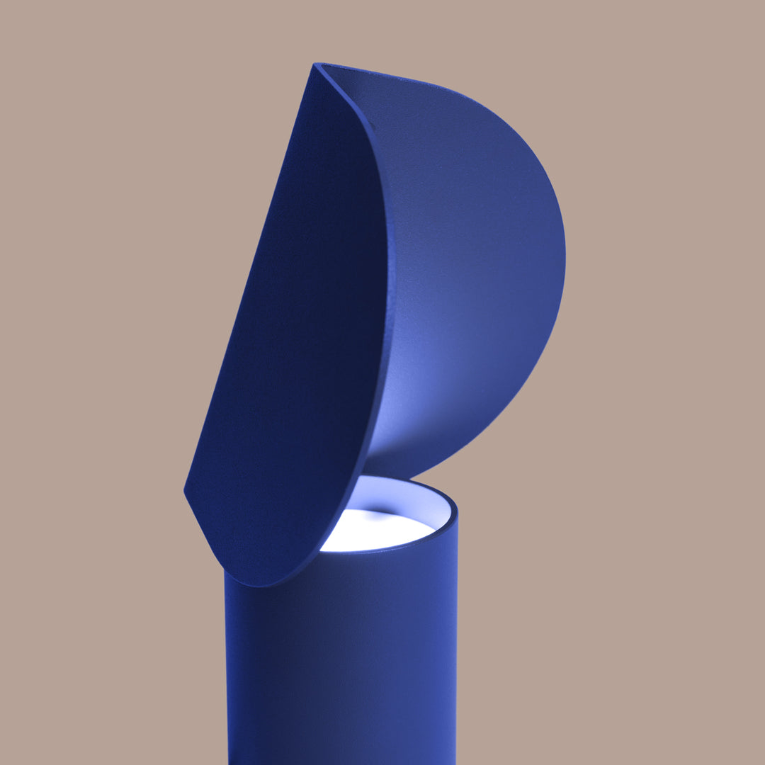 Lampe à poser BISCUIT outremer allumée, vue de profil