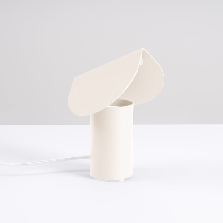 Lampe à poser BISCUIT beige éteinte, sur une table