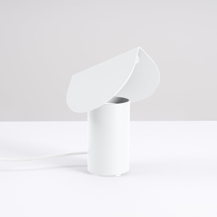 Lampe à poser BISCUIT blanc éteinte, sur une table