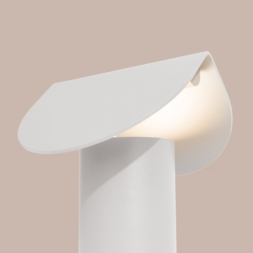 Lampe à poser BISCUIT blanc allumée, vue de trois quarts