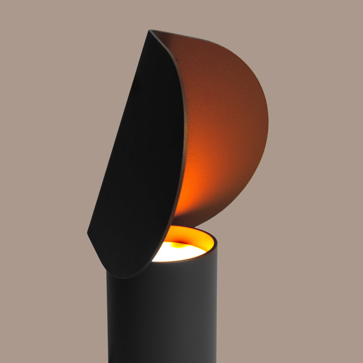 Lampe à poser BISCUIT noir allumée, vue de profil