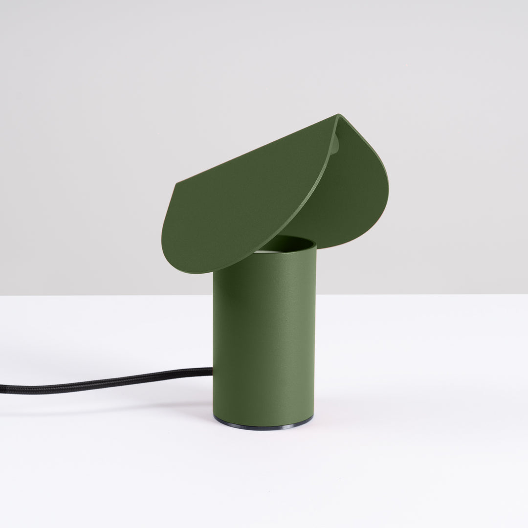 Lampe à poser BISCUIT vert olive éteinte, sur une table