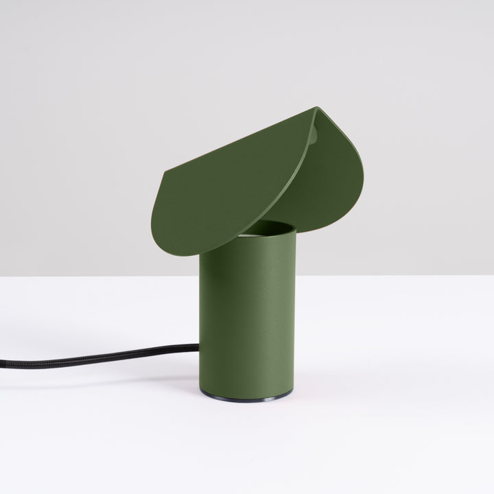 Lampe à poser BISCUIT vert olive éteinte, sur une table