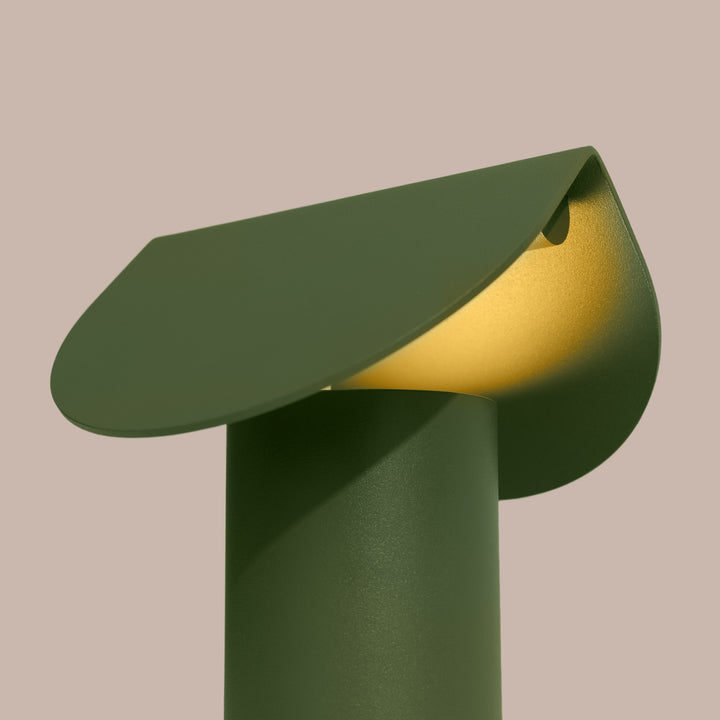 Lampe à poser BISCUIT vert olive allumée, vue de trois quarts