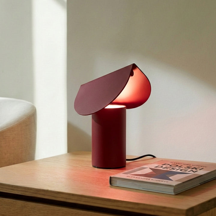 Lampe à poser BISCUIT bordeaux sur un meuble