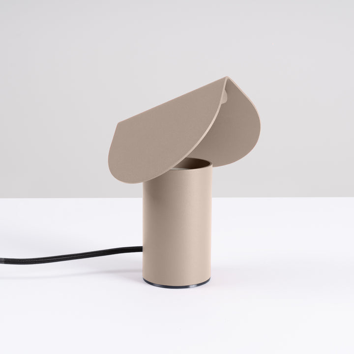 Lampe à poser BISCUIT taupe éteinte, sur une table