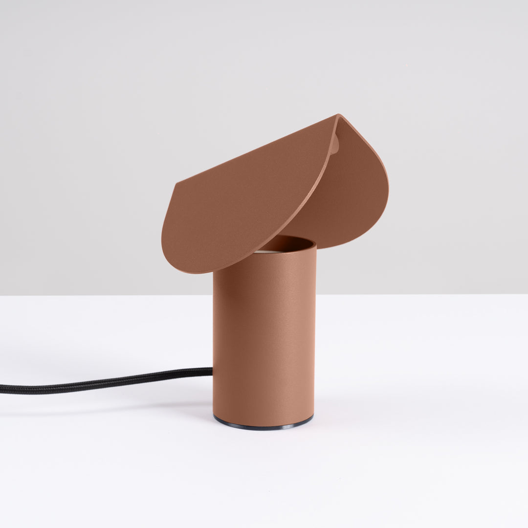 Lampe à poser BISCUIT moka éteinte, sur une table