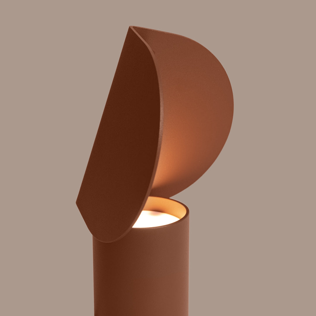 Lampe à poser BISCUIT moka allumée, vue de profil