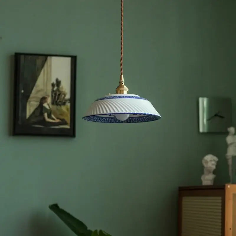 Suspension luminaire vintage céramique avec détail bleu chic