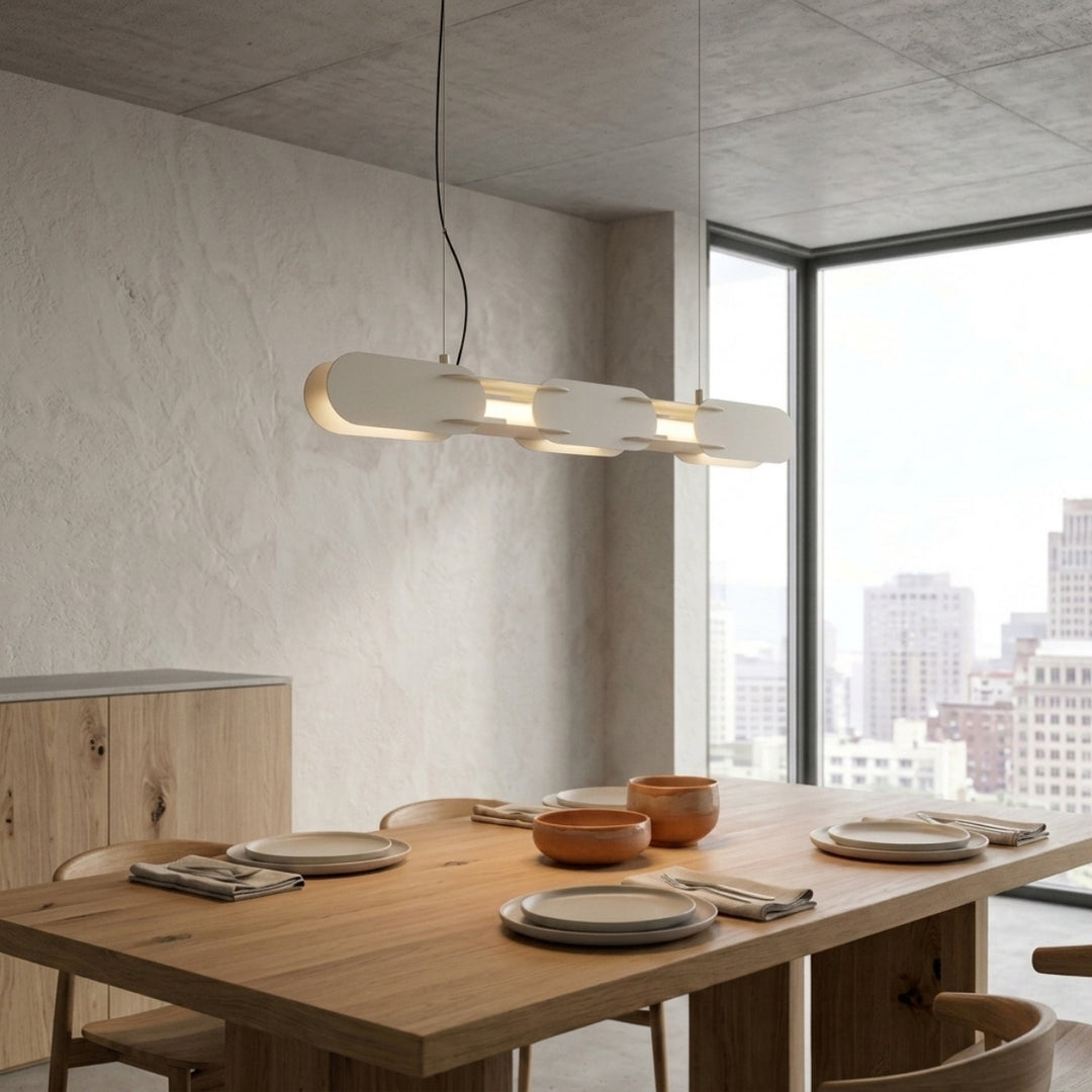 Suspension CHAIN beige au-dessus d'une table