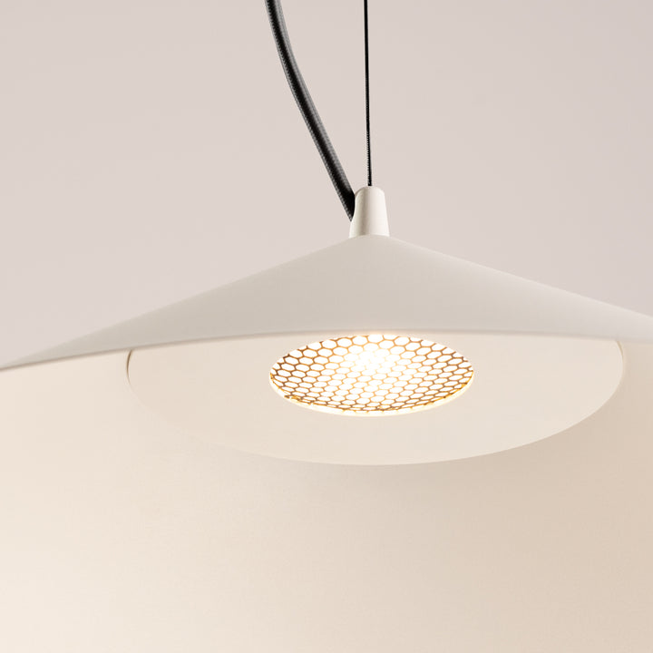 Suspension FINT beige allumée, grille nid d'abeille