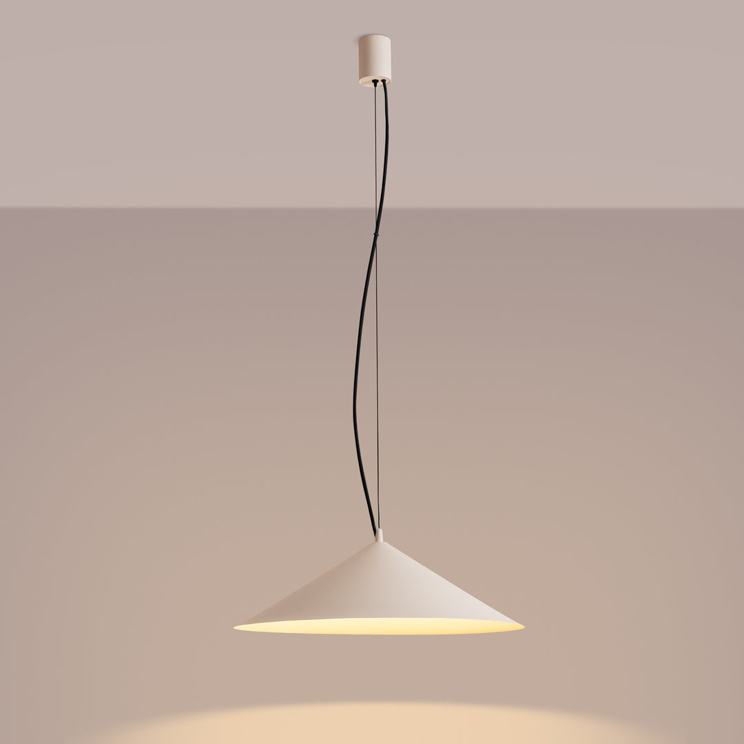 Suspension FINT beige allumée, lumière vers le bas