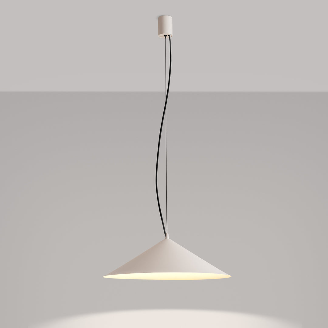Suspension FINT beige allumée, lumière vers le bas