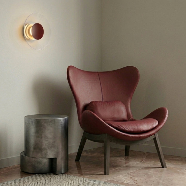 Applique murale ASTRO beige au-dessus d'un fauteuil
