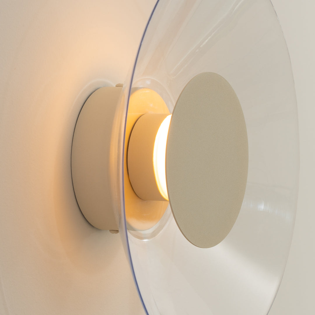 Applique murale ASTRO beige vue de profil, disque transparent