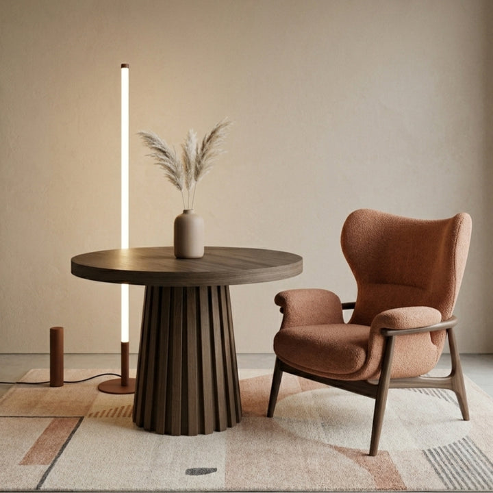 Lampadaire TRANG marron à côté d'une table