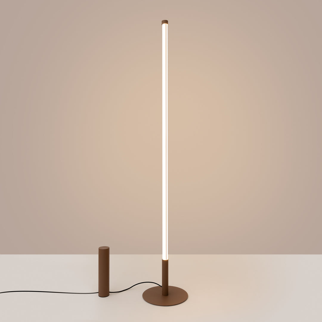 Lampadaire TRANG marron allumée, tube lumineux