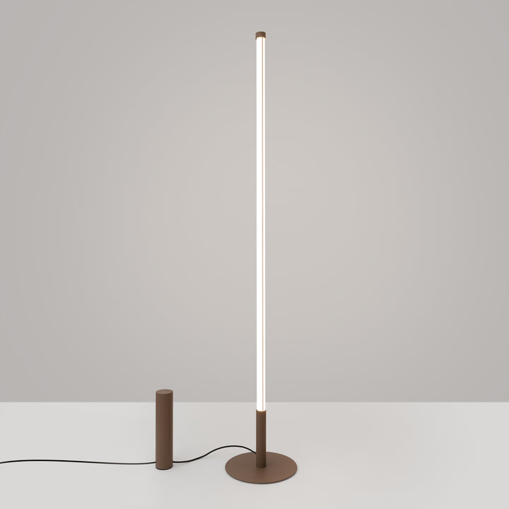 Lampadaire TRANG marron allumée, tube lumineux